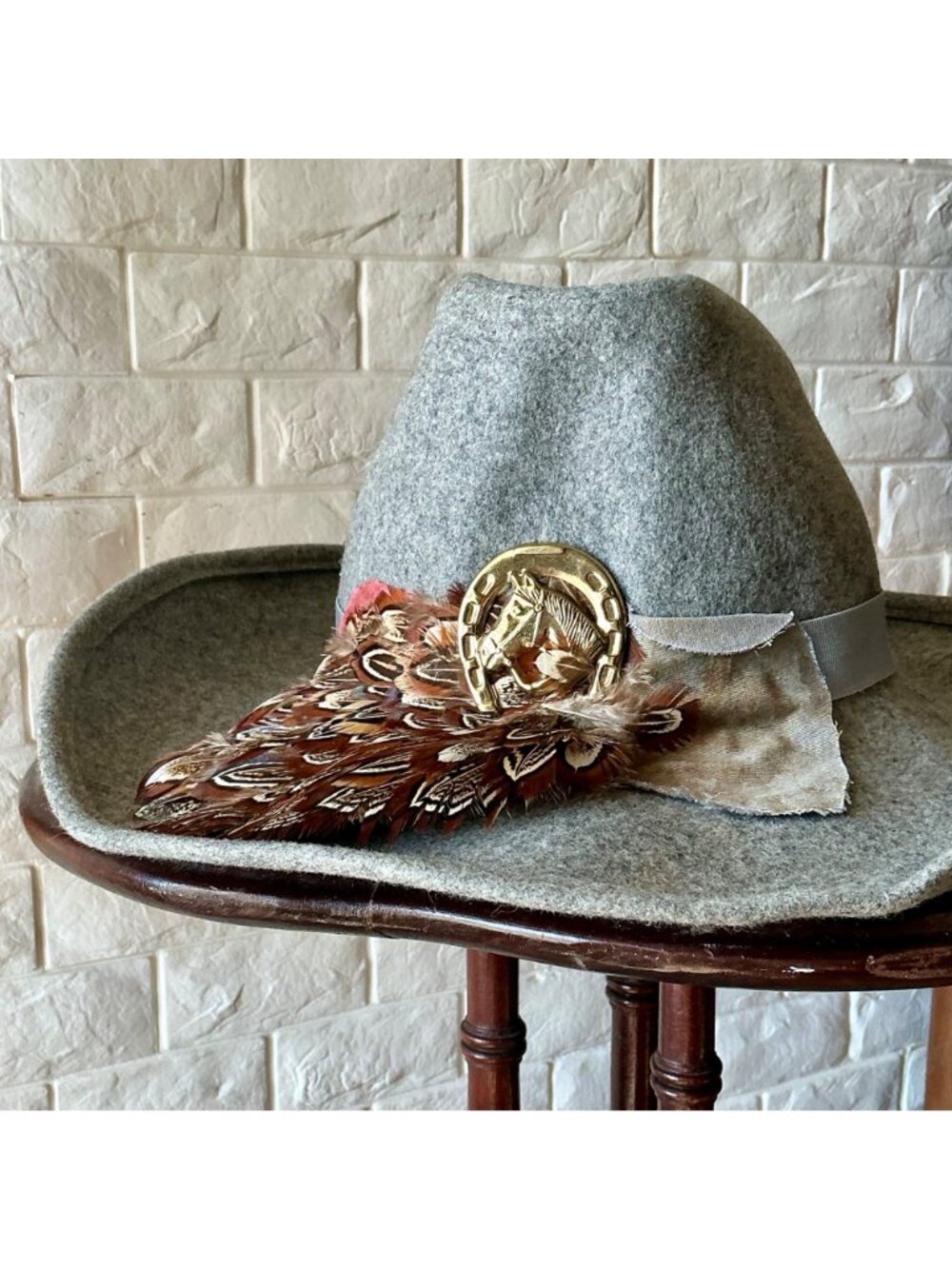 Vintage Peachfelt Grey Felt Hat Gold-Tone Horse Head Emblem + Pheasant Feather - Picture 3 of 12
